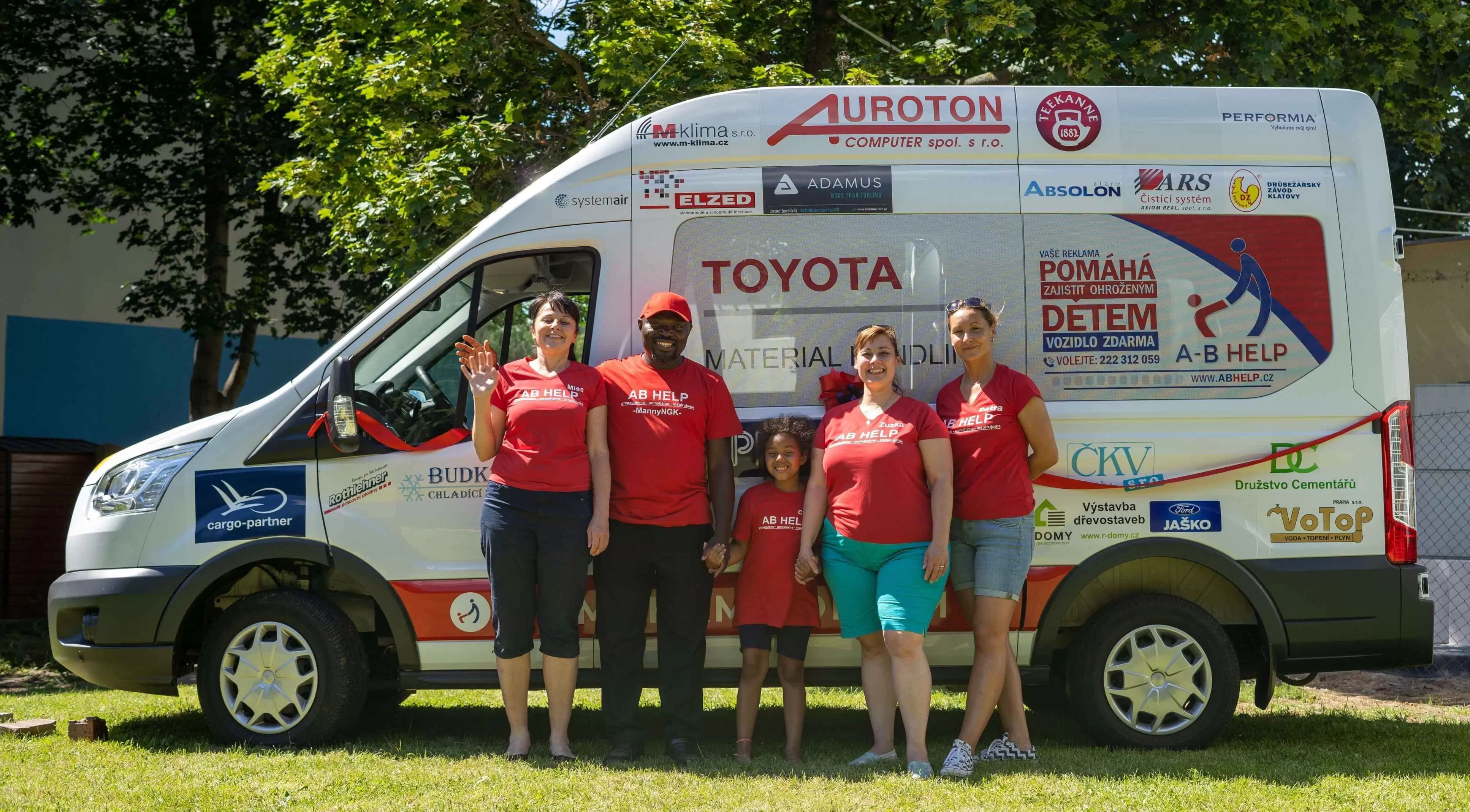 Předávání sponzorského daru pro Fond ohrožených dětí v Praze 8, na kterém se naše Družstvo podílelo