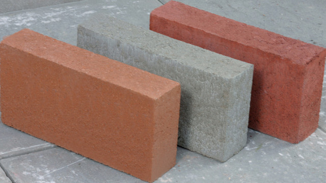 Betonové cihly v různém barevném provedení